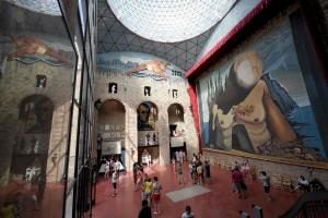 Sala del museo Dalí, con parte de la cúpula de Pérez Piñero.. / Lluis Gene / AFP