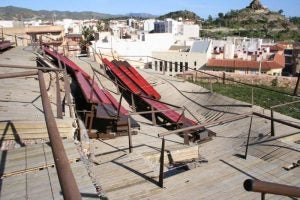 Las gradas que se hundieron tras la última actuación en el castillo. / P. CH.