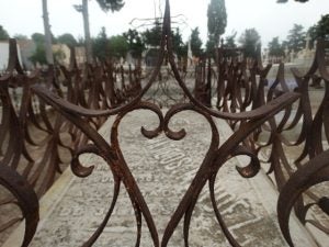 Una de las tumbas infantiles del cementerio de Mazarrón. P. RUBIO