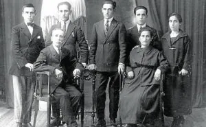 Fotografía de la familia Collado-Pérez, realizada en el año 1920, cedida por Andrés y Francesc Collado y que aparece en la publicación de Joaquín Ruiz y Cristina López. 