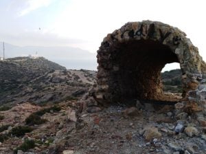 Restos de las chimeneas. Al fondo, el faro.