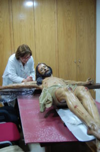 Loreto López, en plena restauración del Cristo del Refugio. 