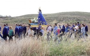 La imagen de la Virgen del Milagro, a hombros de sus devotos. / F. MANZANERA