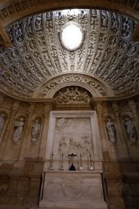 Altar de la capilla de Junterón, con el relieve 'Adoración de los pastores'. EDU BOTELLA / AGM