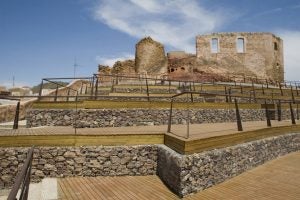 Patio de armas del castillo de Mazarrón, donde se habilitó el cementerio. 